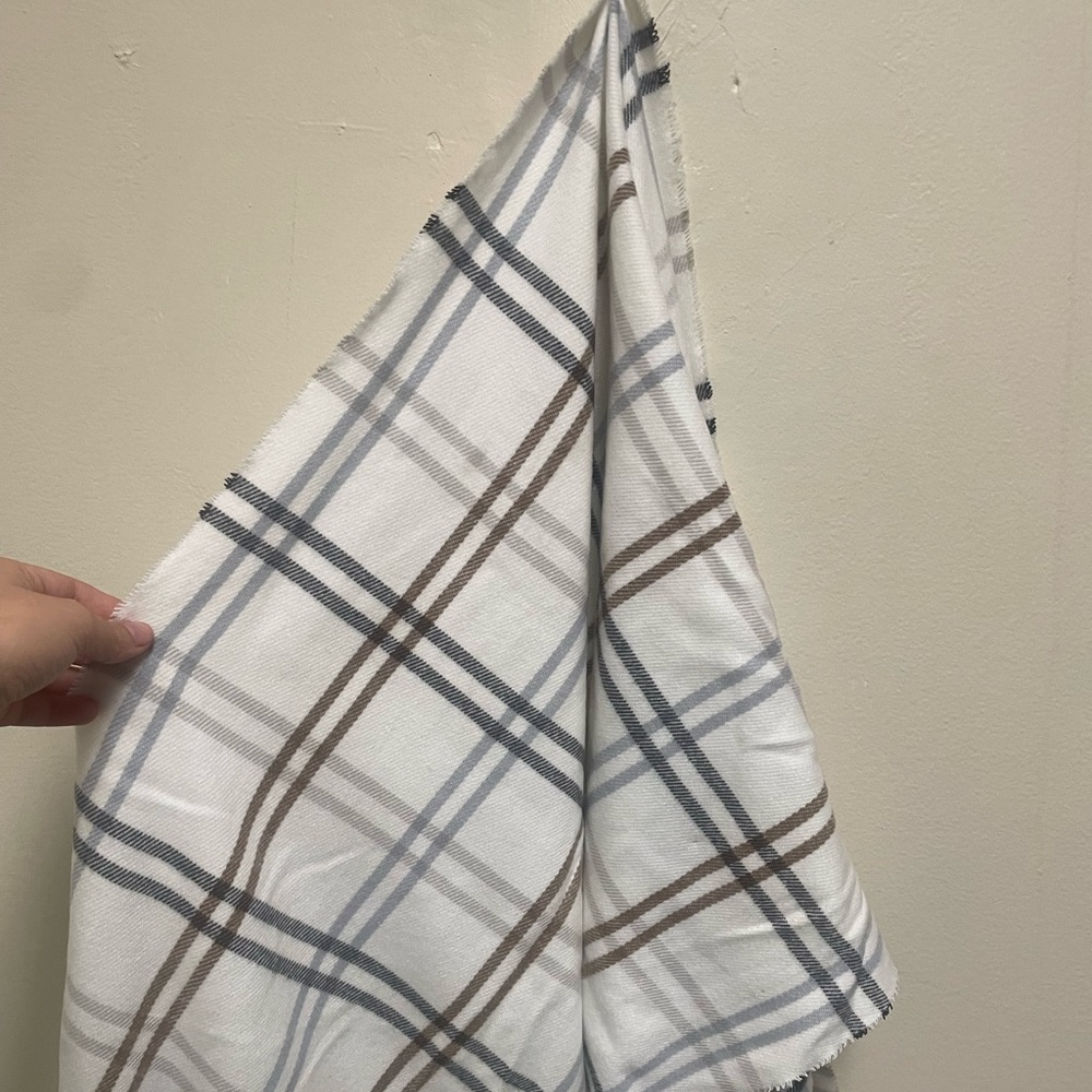 Brand new never worn Steve Madden scarf.